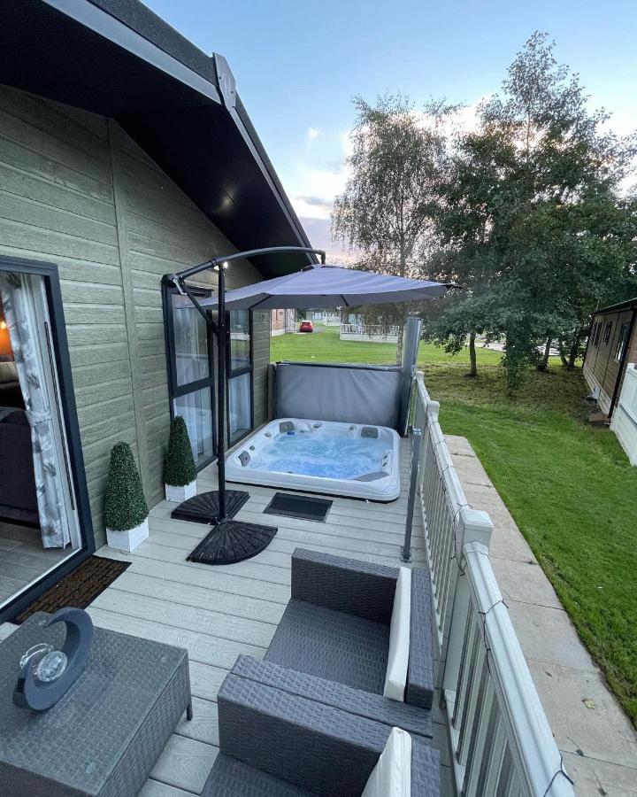 Reynards Retreat Lodge With Hot Tub Barmby on the Moor Exterior foto