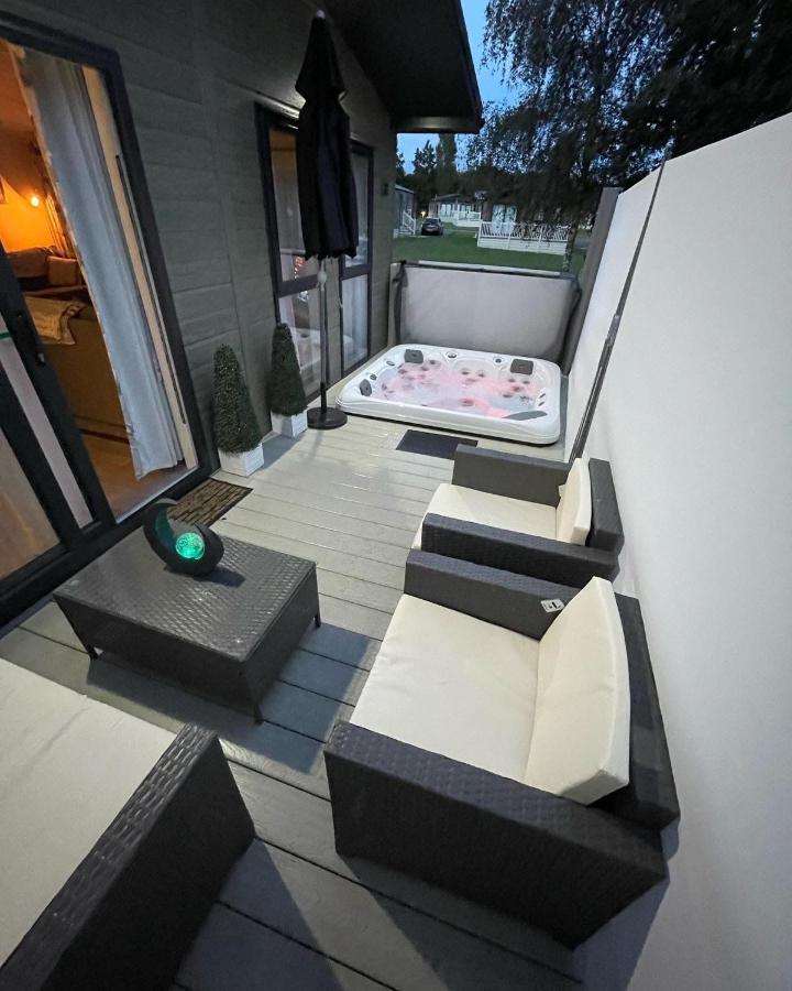 Reynards Retreat Lodge With Hot Tub Barmby on the Moor Exterior foto