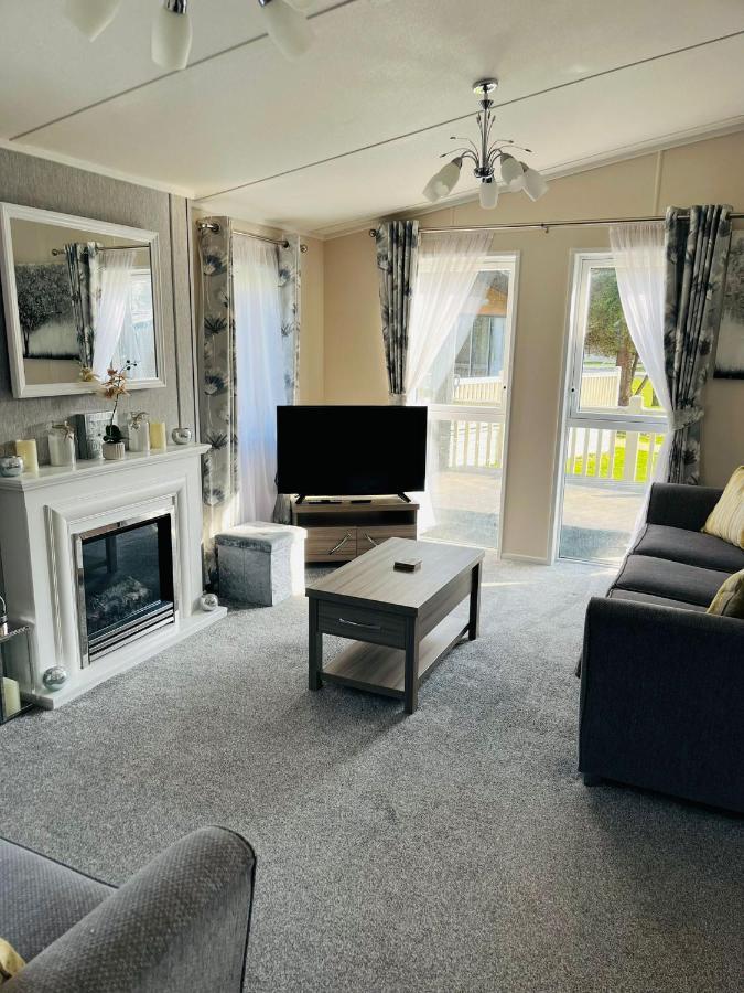 Reynards Retreat Lodge With Hot Tub Barmby on the Moor Exterior foto