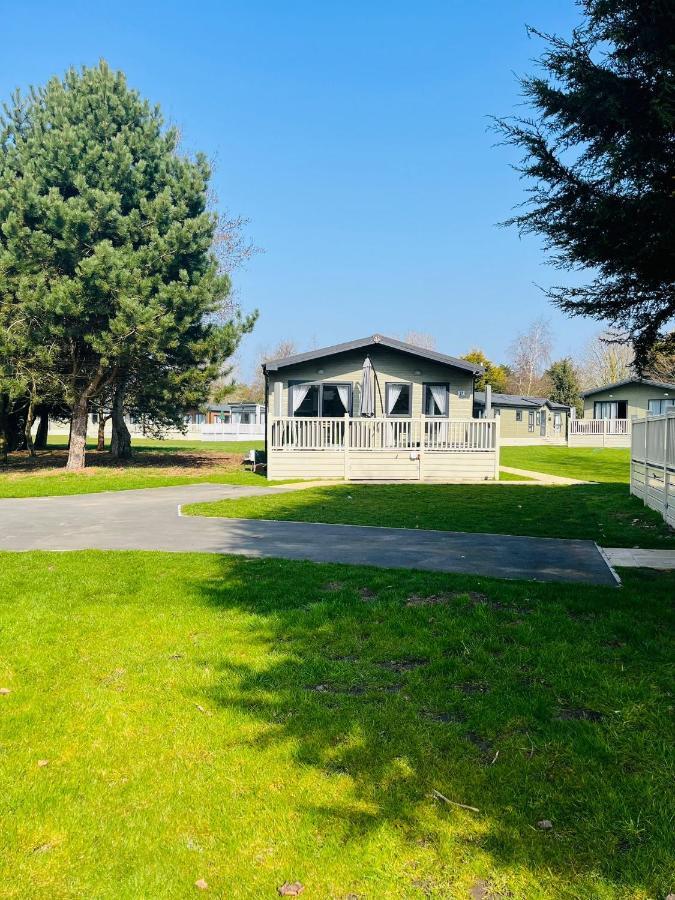 Reynards Retreat Lodge With Hot Tub Barmby on the Moor Exterior foto